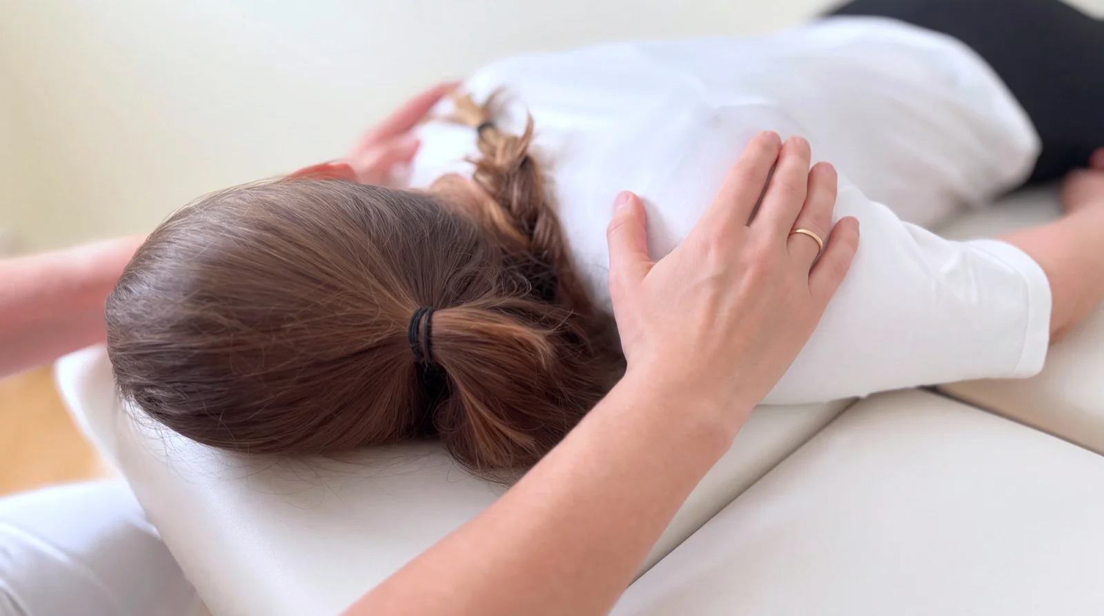 Physiotherapeutische Behandlung im Schulter- und Nackenbereich